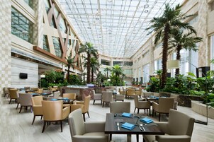 2 restaurants, breakfast served