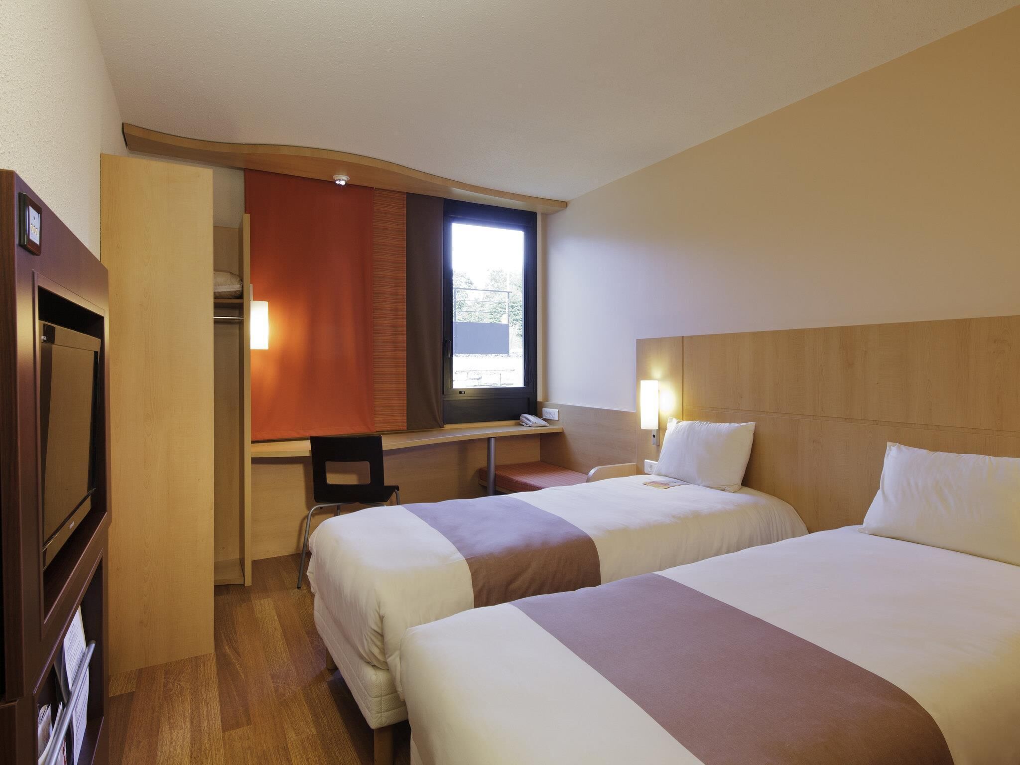 desk, blackout curtains, soundproofing, free cots/infant beds