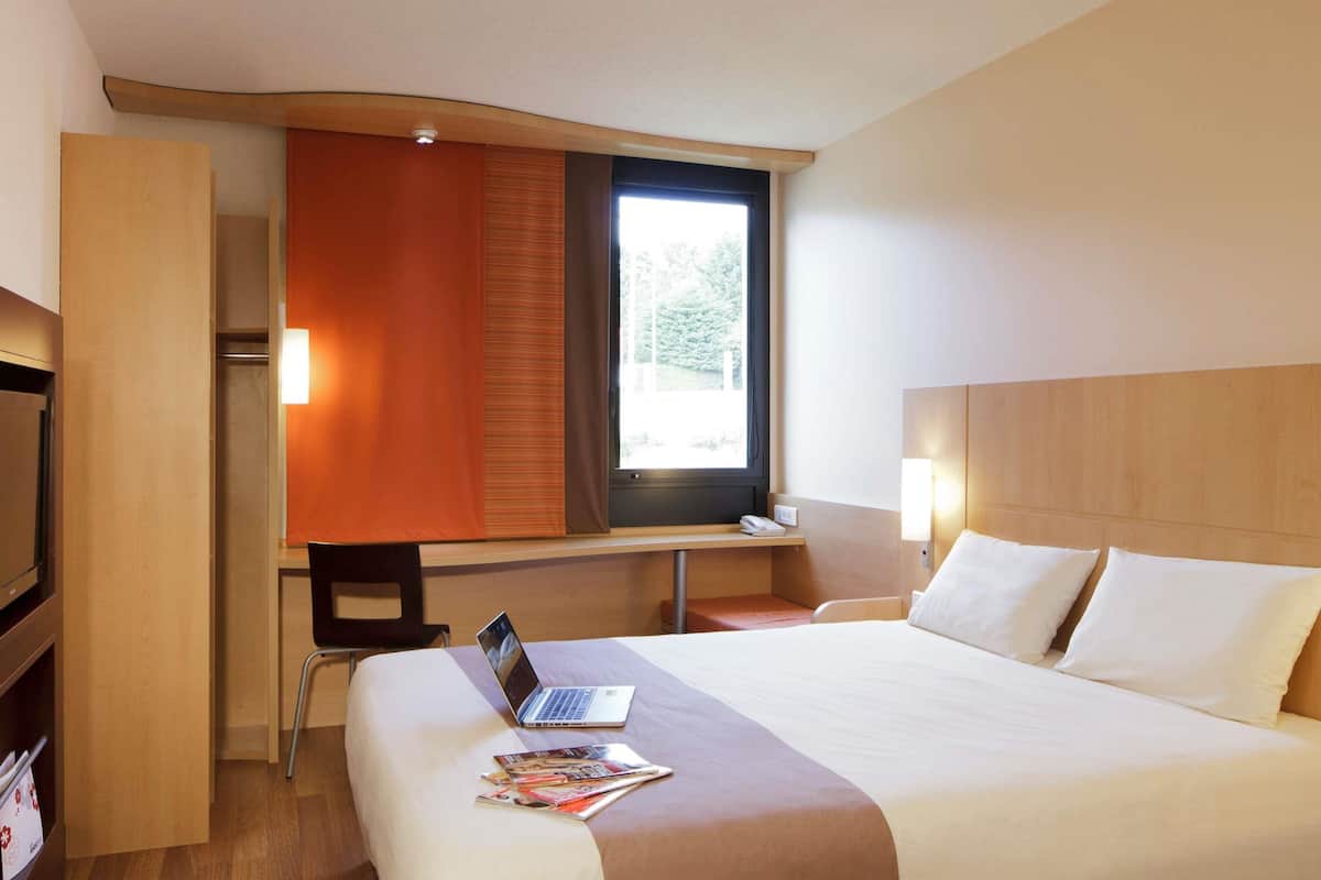 standard double room, 1 double bed | desk, blackout curtains, soundproofing, free cots/infant beds