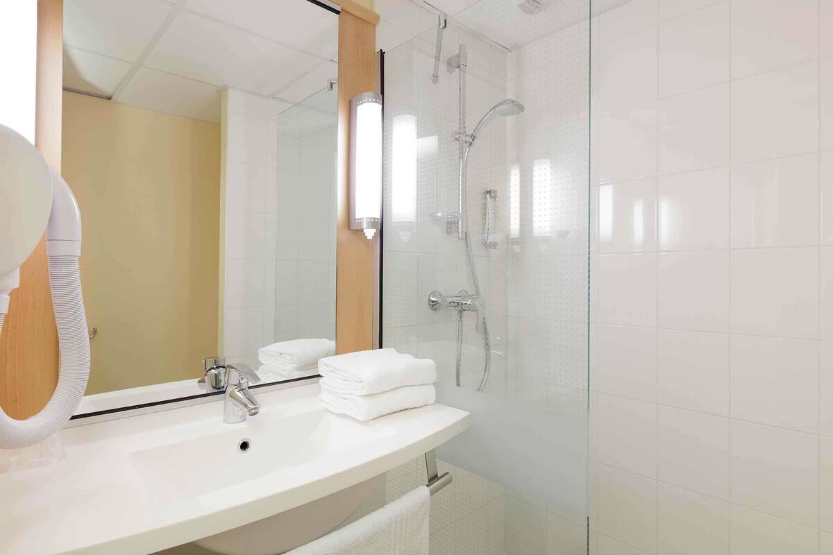 desk, blackout curtains, soundproofing, free cots/infant beds