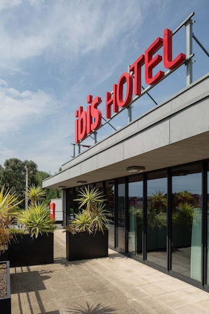 Terrace/patio. Hôtel Ibis de Guingamp Cœur de Bretagne