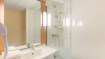 Een douche, milieuvriendelijke toiletartikelen, een haardroger