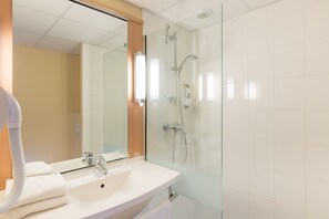 Ducha, artículos de higiene personal ecológicos y secador de pelo