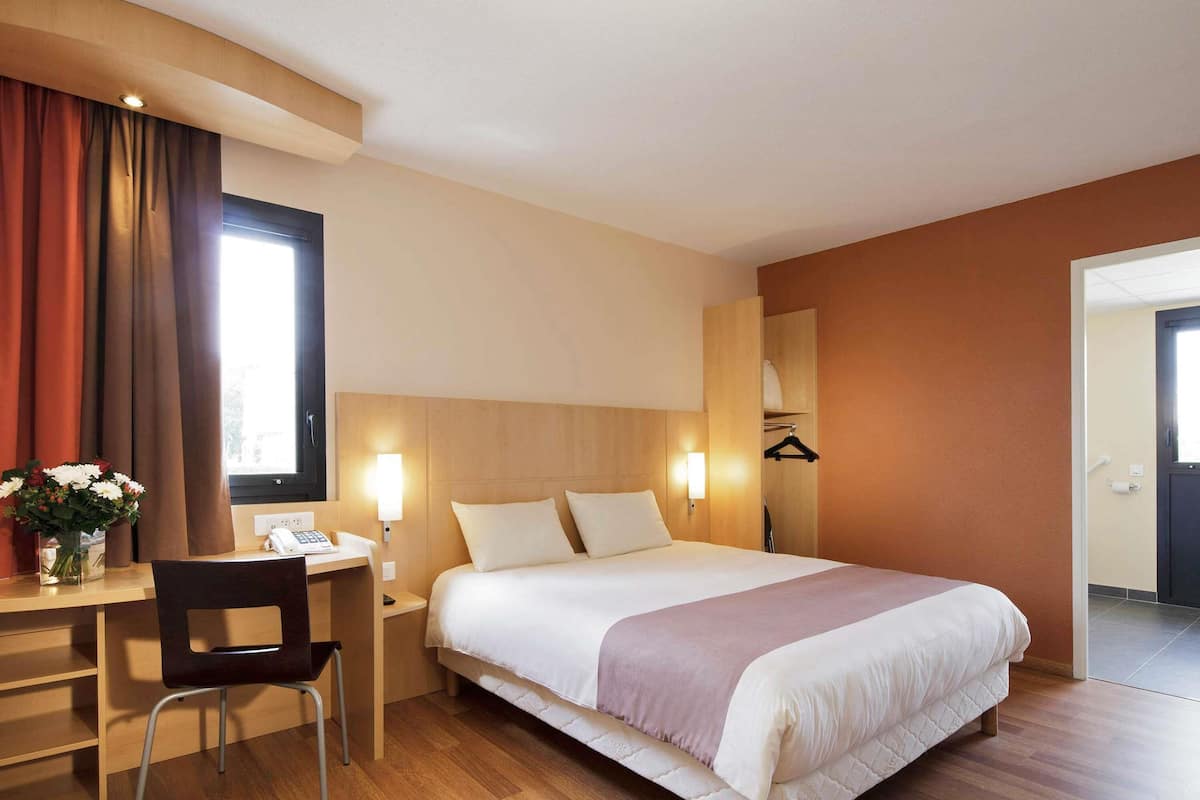 desk, blackout curtains, soundproofing, free cots/infant beds