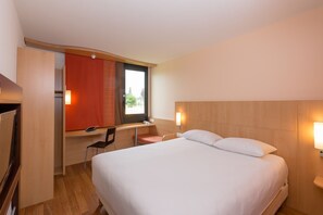Desk, blackout drapes, soundproofing, free cribs/infant beds - Hôtel Ibis de Guingamp Cœur de Bretagne (Ploumagoar)