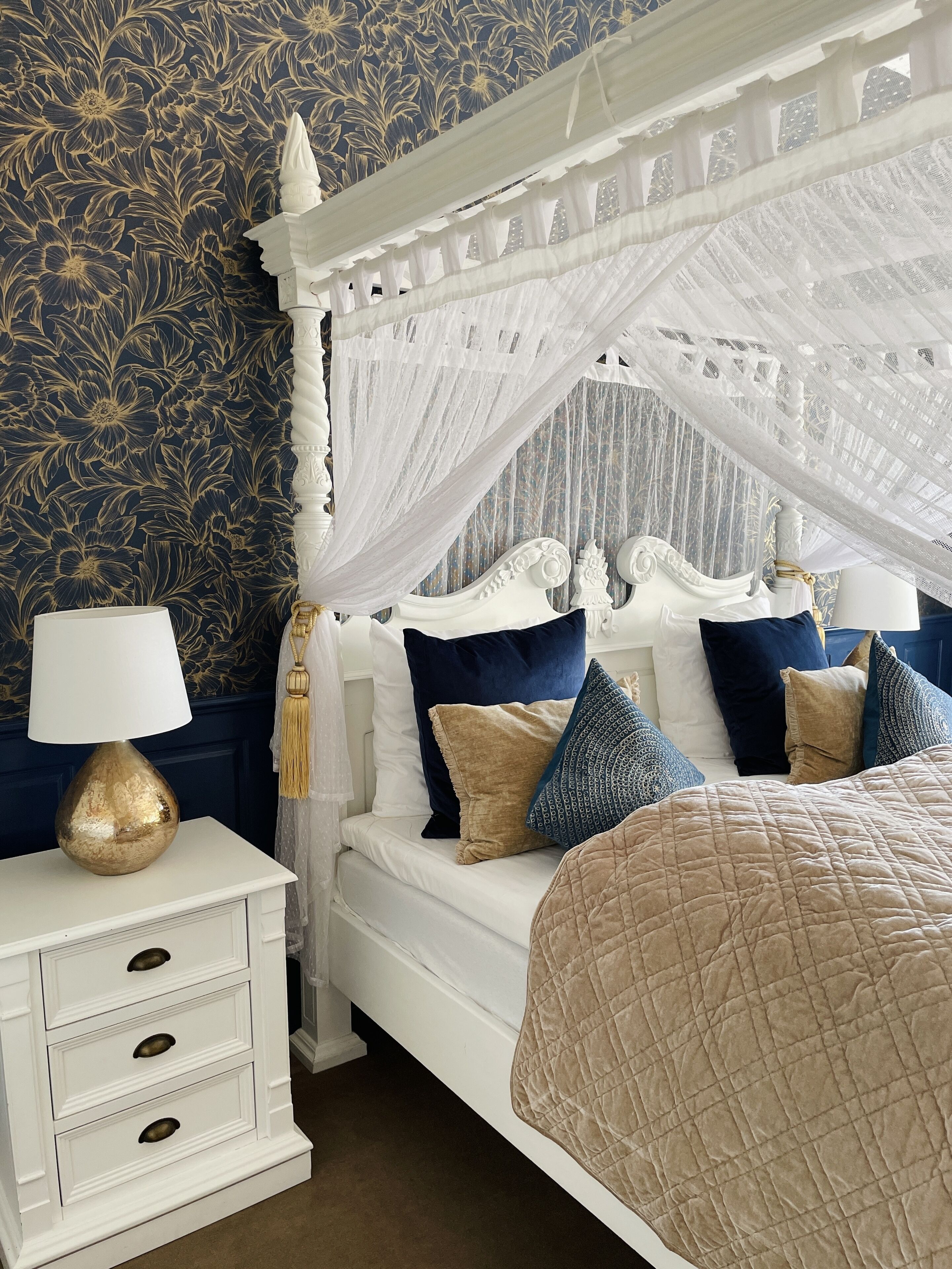 deluxe double room, 1 king bed | 1 bedroom, desk, laptop workspace, blackout curtains