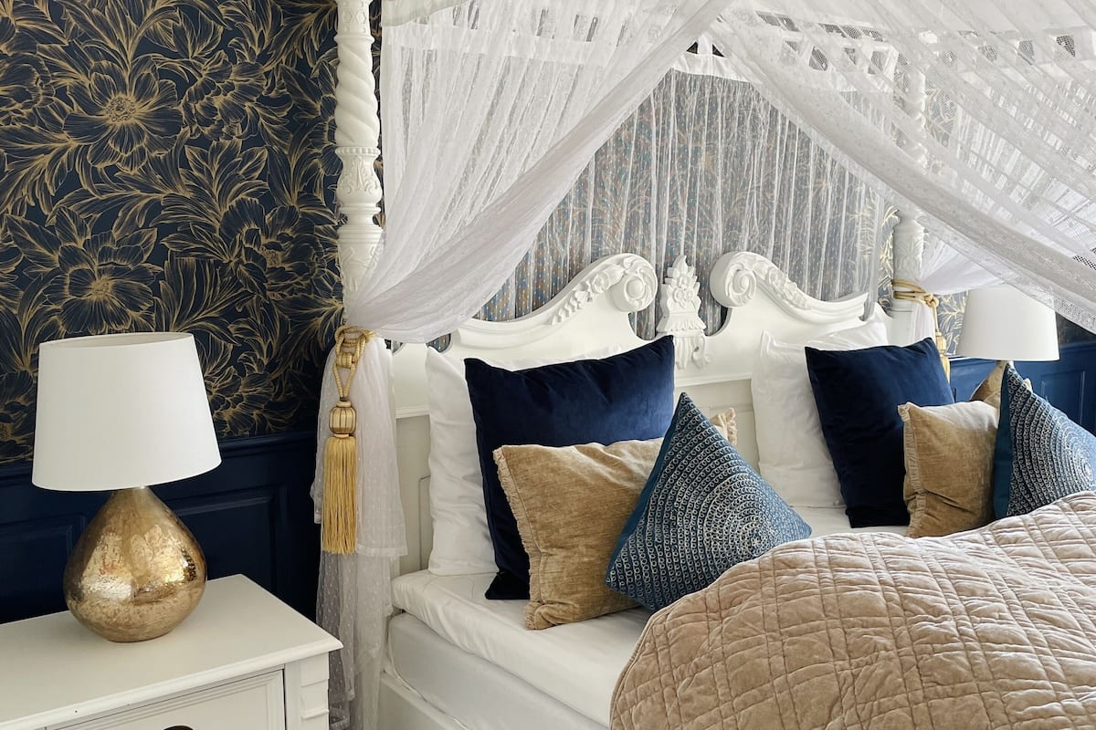 deluxe double room, 1 king bed | 1 bedroom, desk, laptop workspace, blackout curtains