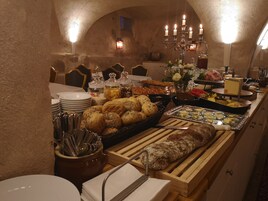 Café da manhã com buffet grátis todos os dias