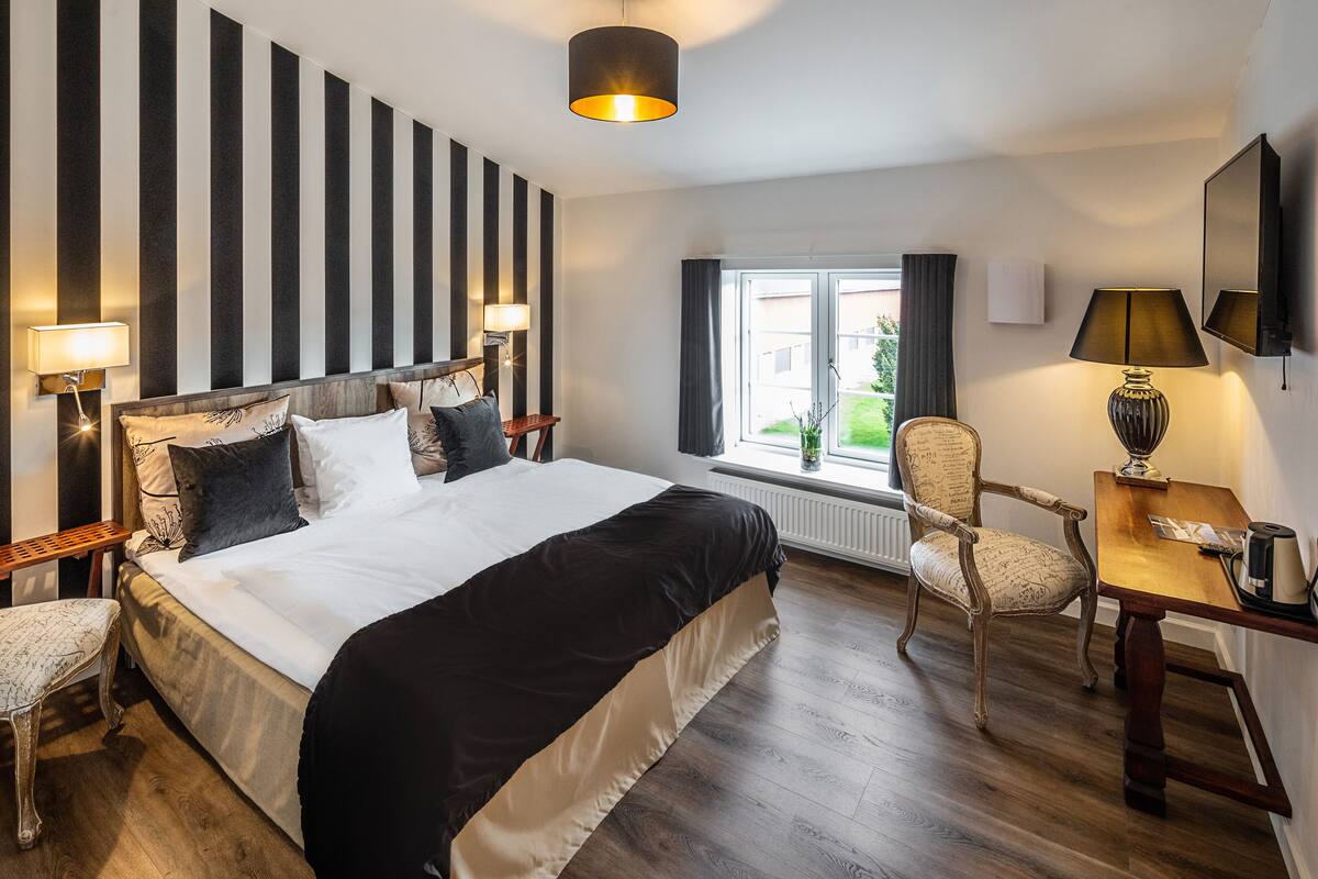 standard double room, private bathroom | 1 bedroom, desk, laptop workspace, blackout curtains