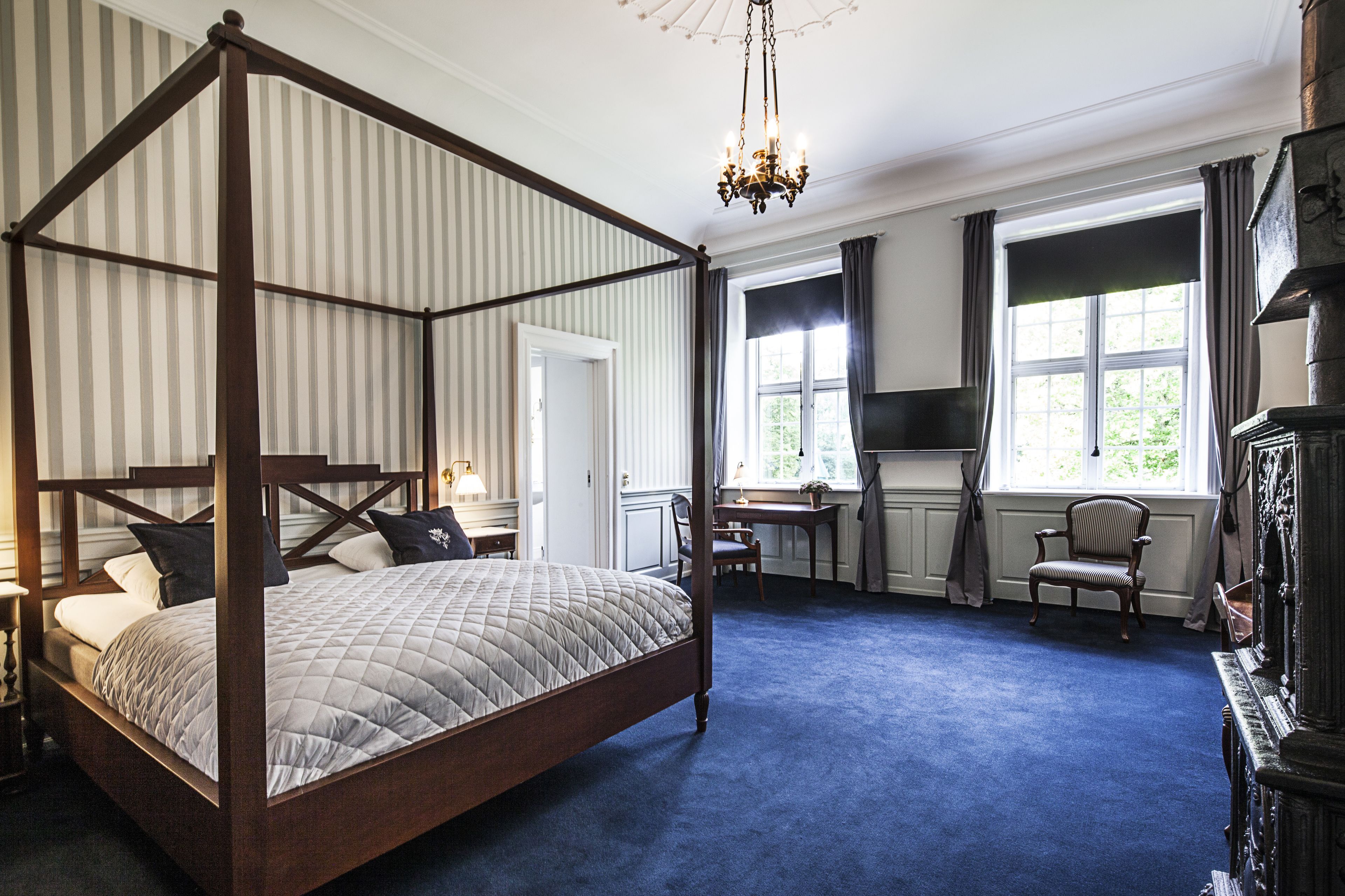 deluxe double room, 1 king bed | 1 bedroom, desk, laptop workspace, blackout curtains