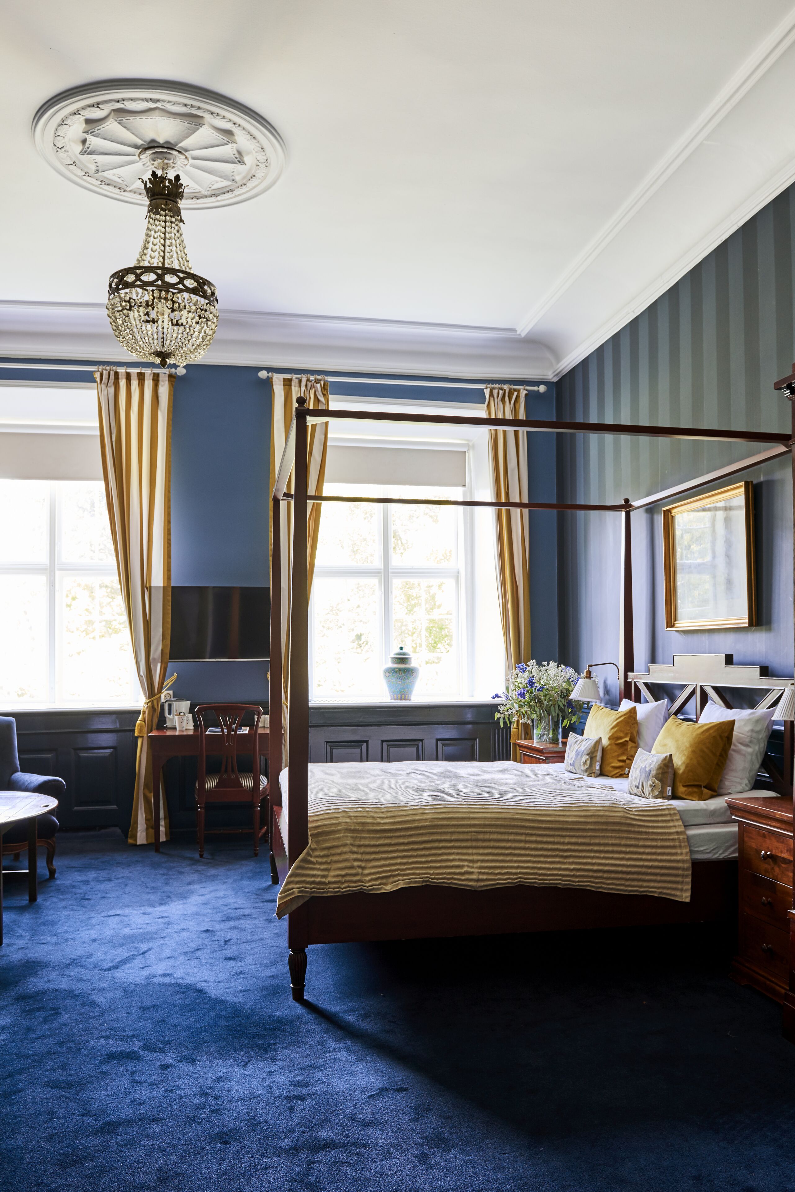 deluxe double room, 1 king bed | 1 bedroom, desk, laptop workspace, blackout curtains