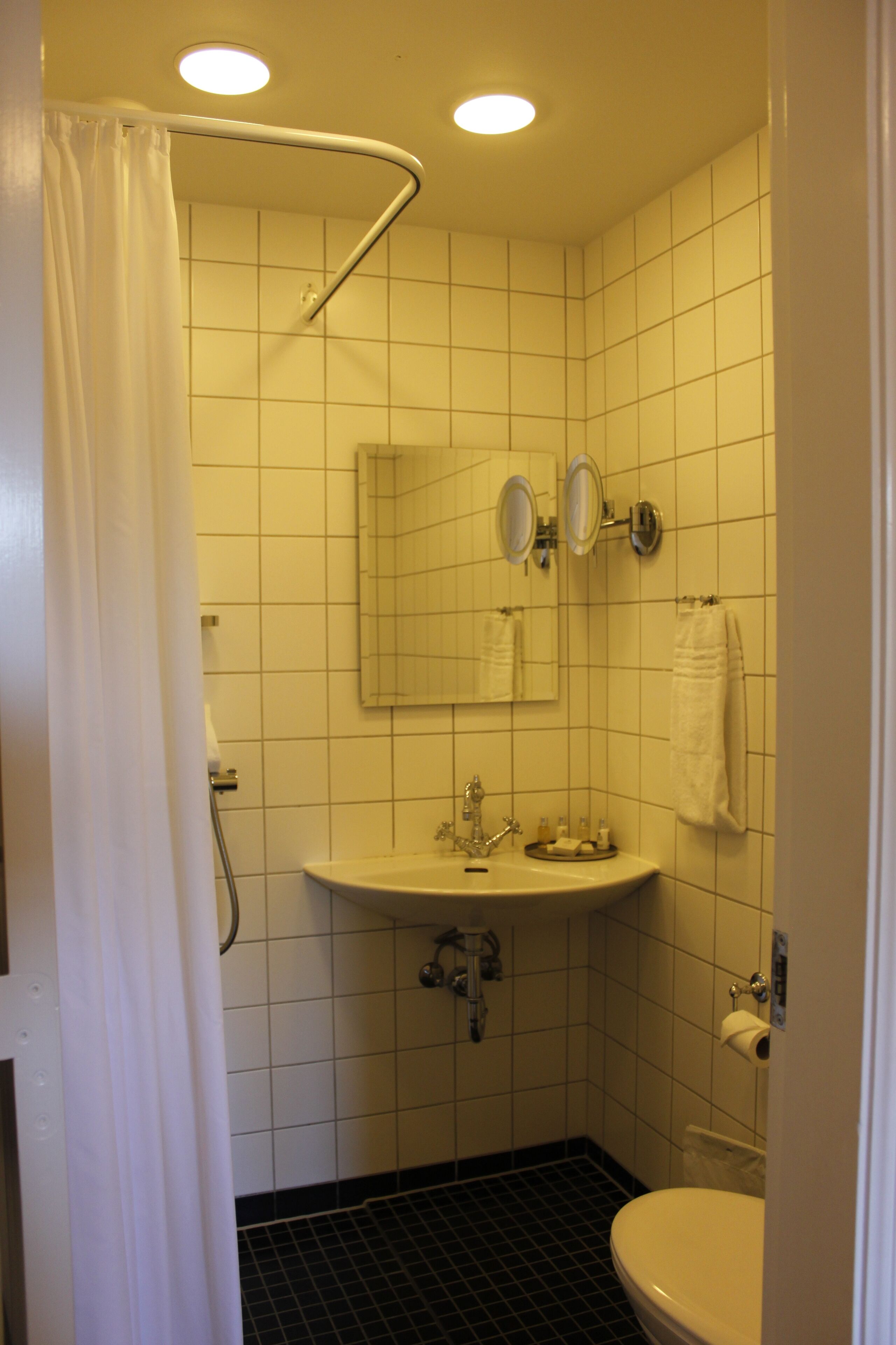 standard single room | bathroom | free toiletries, hair dryer, towels