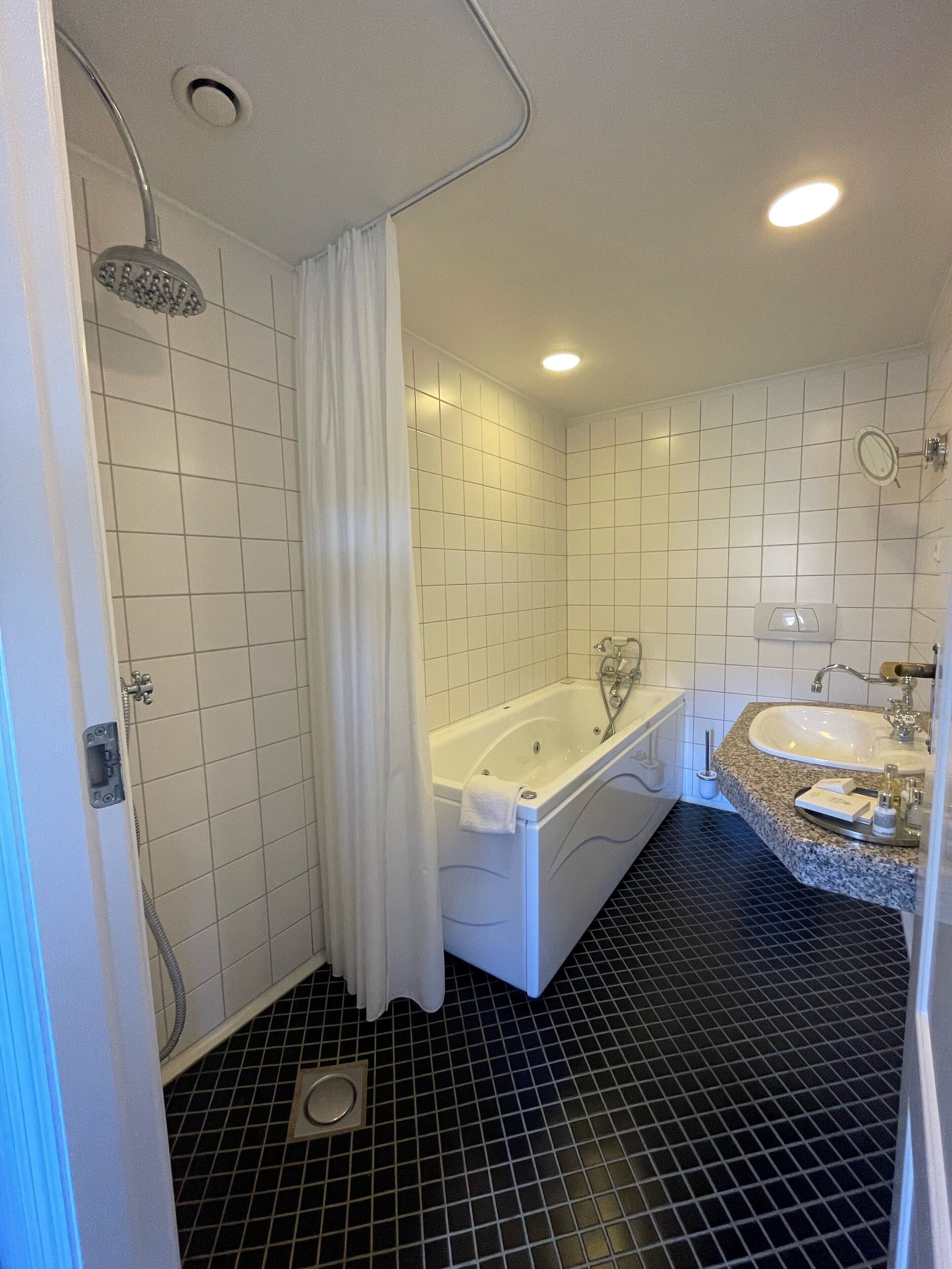 junior double room | bathroom | free toiletries, hair dryer, towels