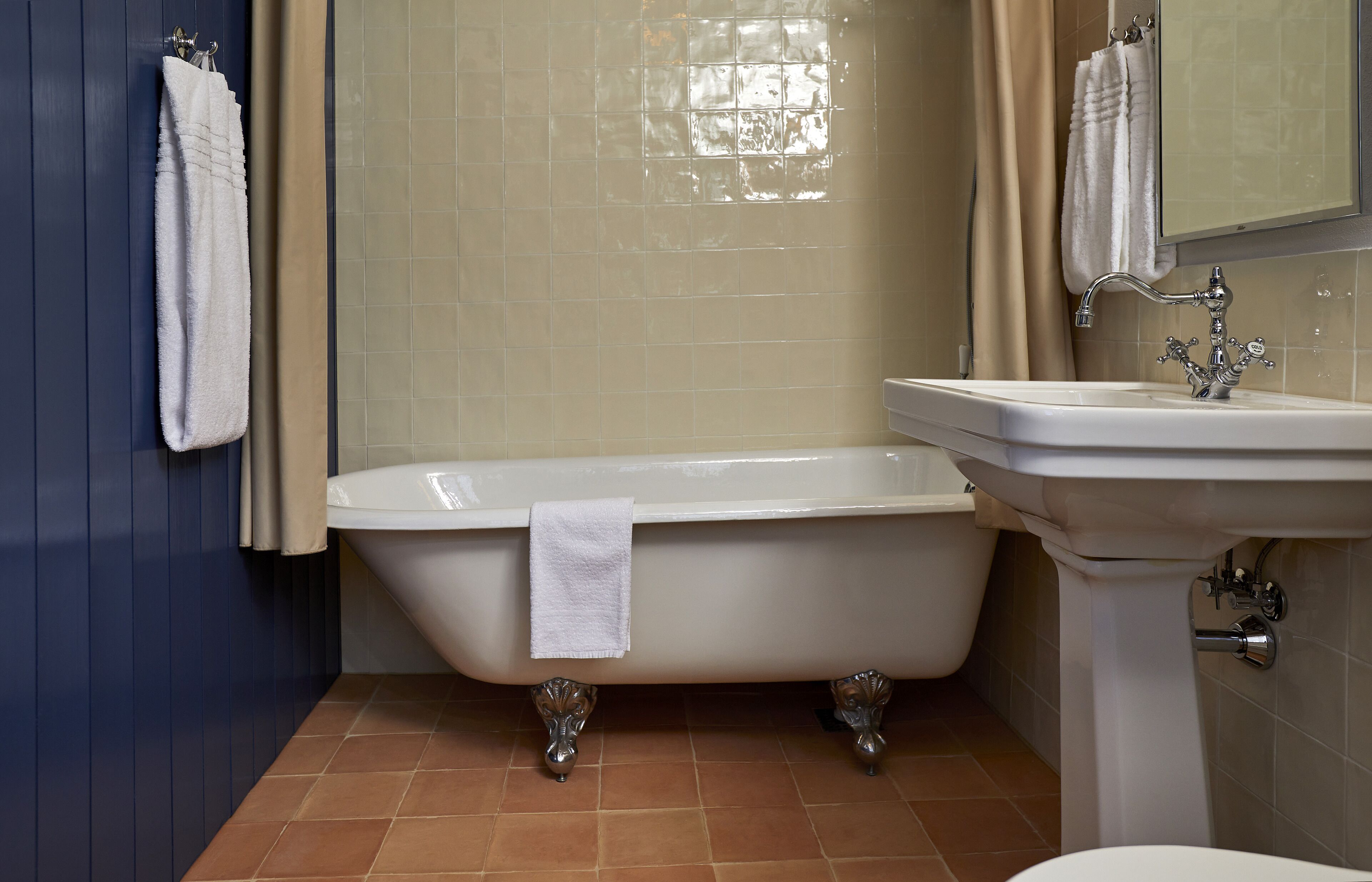 deluxe double room | bathroom | free toiletries, hair dryer, towels