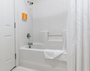 Duschwanne, Haartrockner, Handtücher, Seife