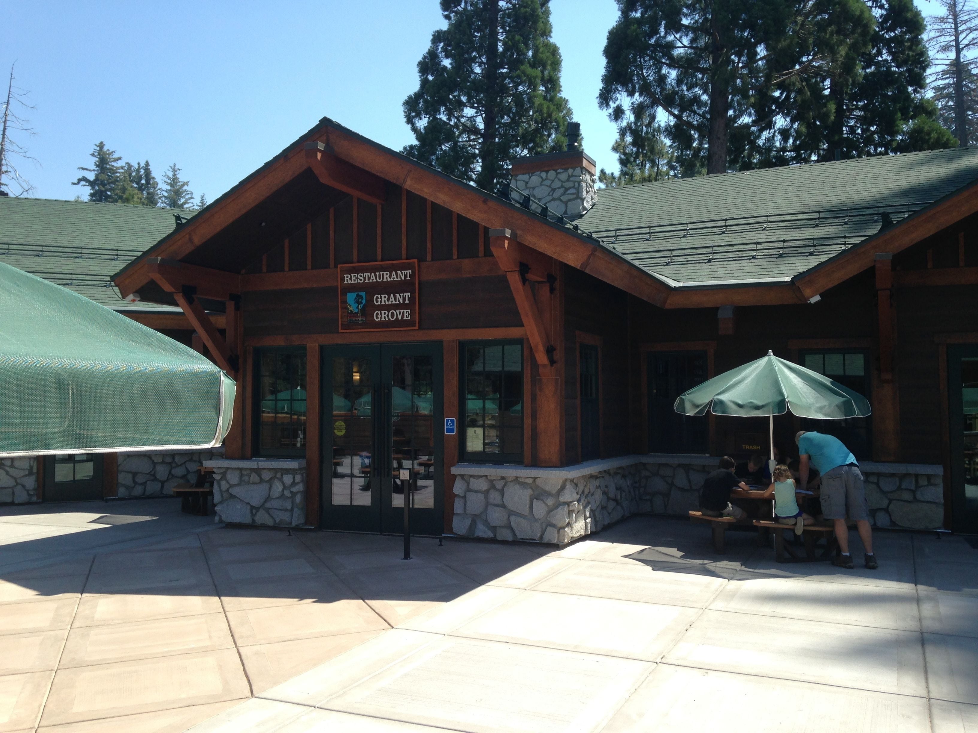 Un ristorante chiamato Grant Grove, con facciata in pietra e travi in legno.