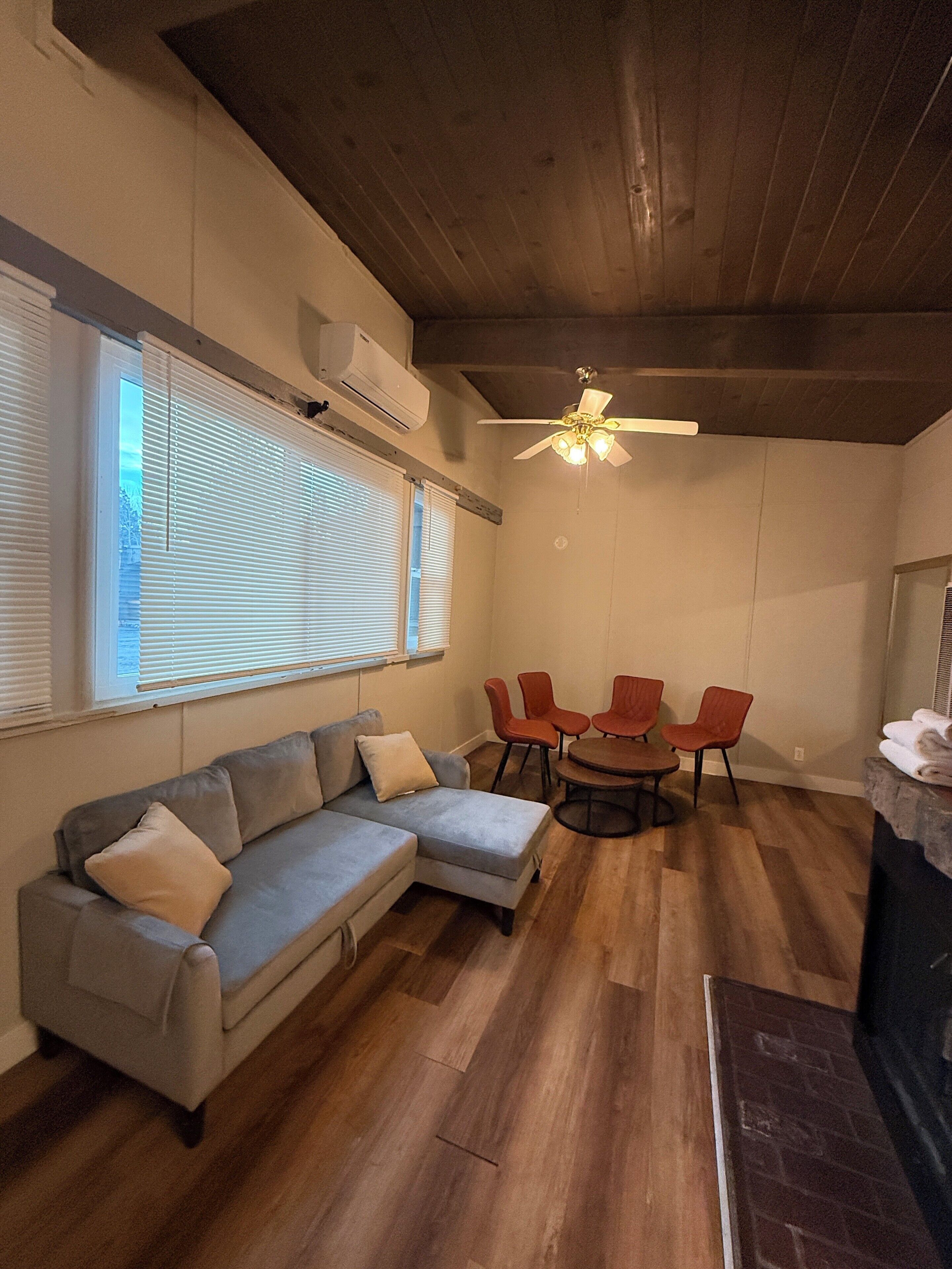 尊荣小屋 | 起居区 | 48-英寸电视 （配备数码频道）、流媒体服务