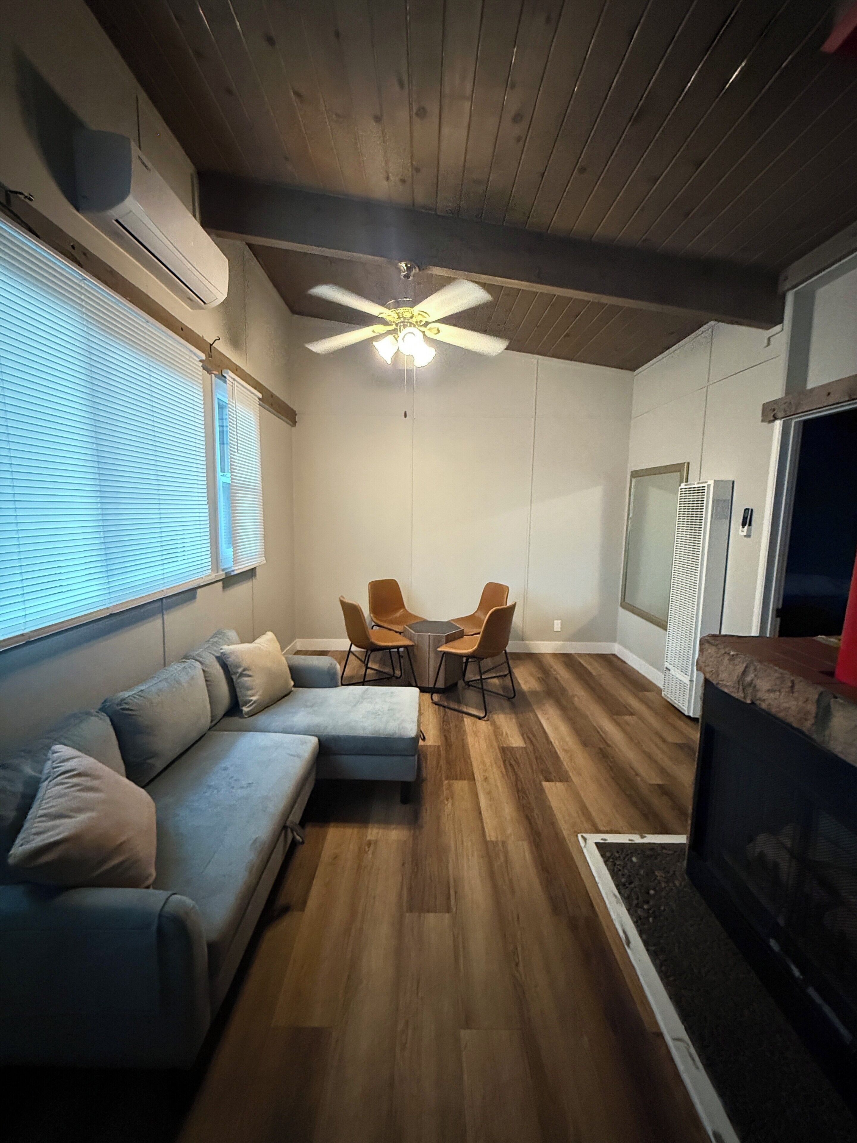 家庭小屋, 私人浴室 | 起居区 | 48-英寸电视 （配备数码频道）、流媒体服务