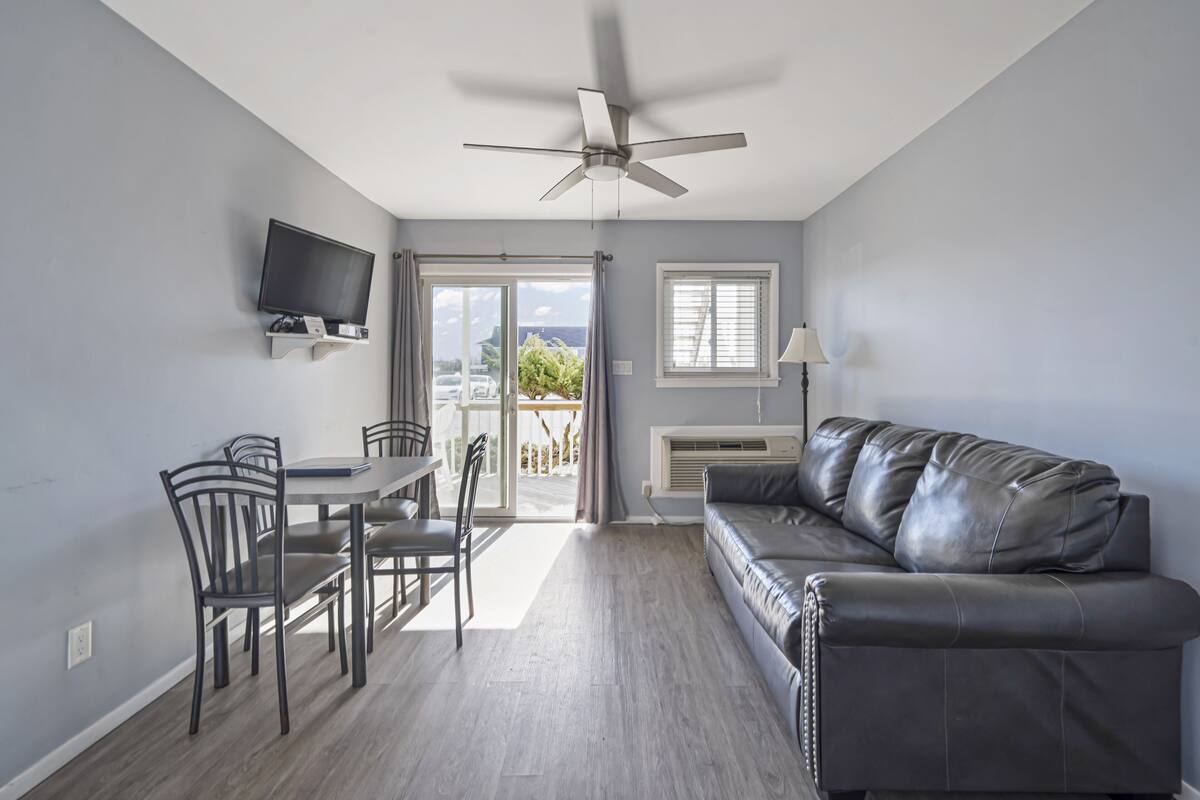 Apartment, 1 Bedroom, Pool View | WiFi (free), bed sheets