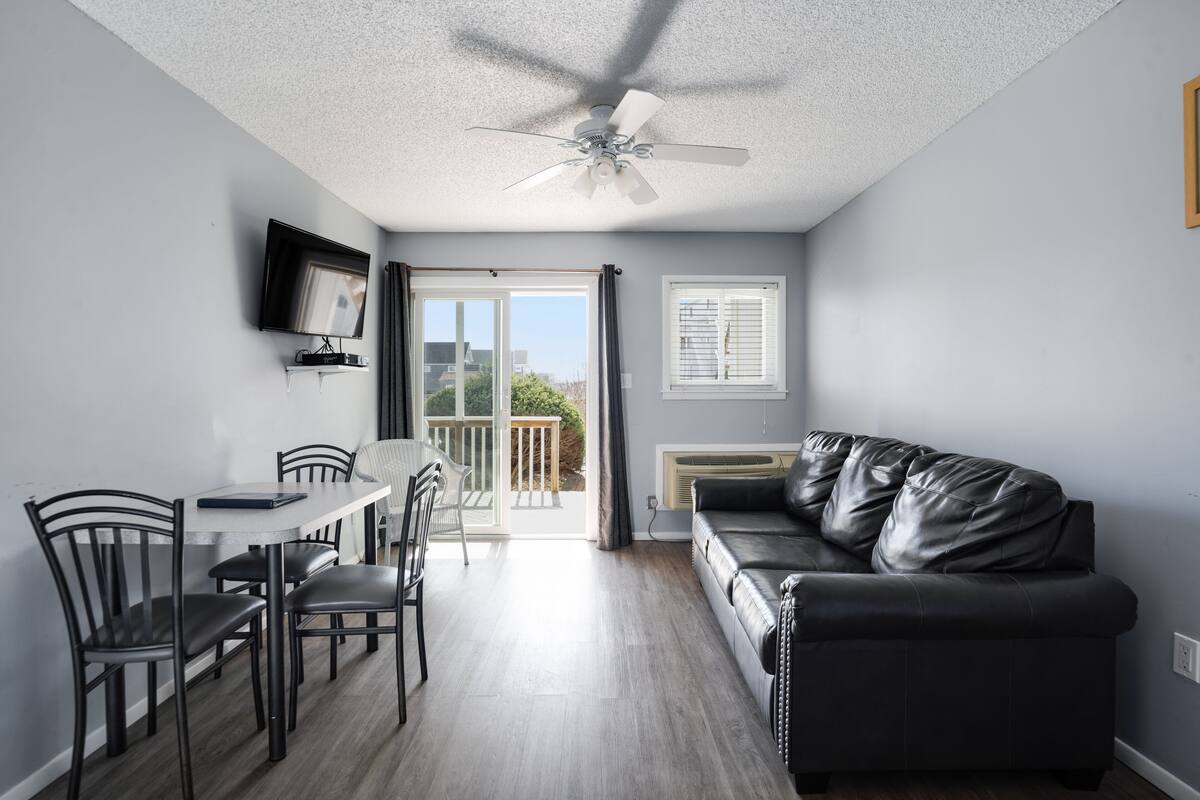 Apartment, 1 Bedroom, Pool View | WiFi (free), bed sheets
