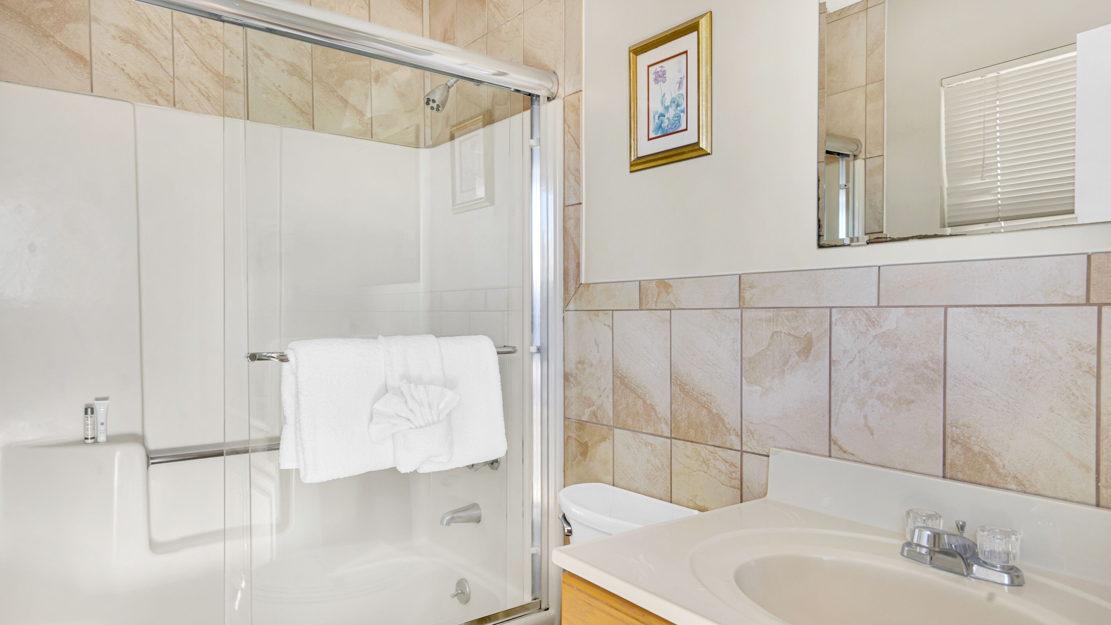 deluxe studio, bay view | bathroom | shower, hair dryer, towels