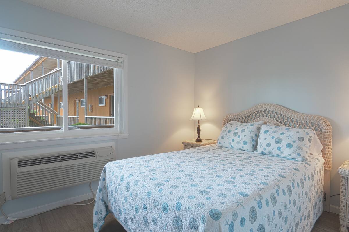 Apartment, 1 Bedroom, Pool View | WiFi (free), bed sheets