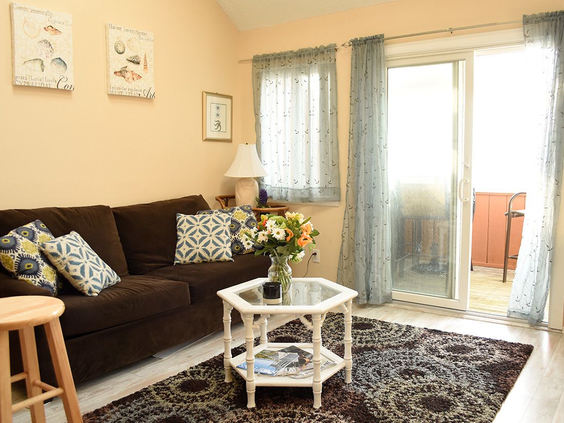 studio, waterfront | living area