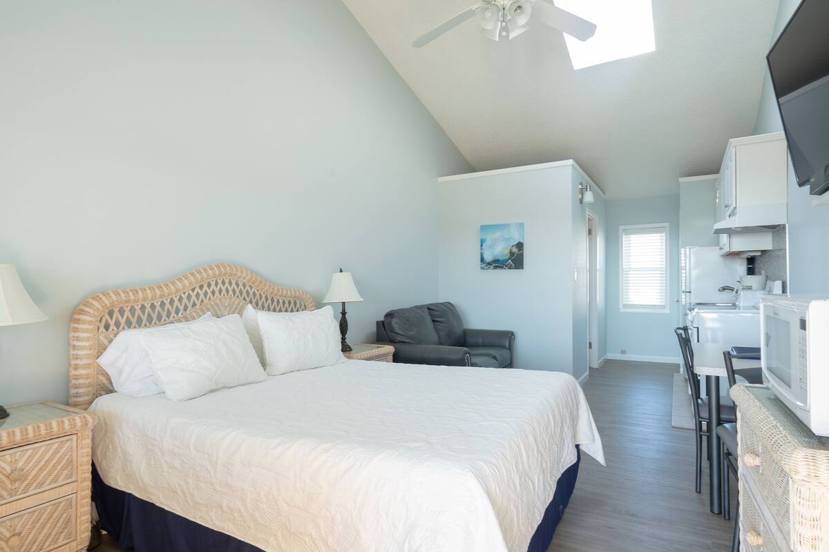 Studio, Pool View | WiFi (free), bed sheets