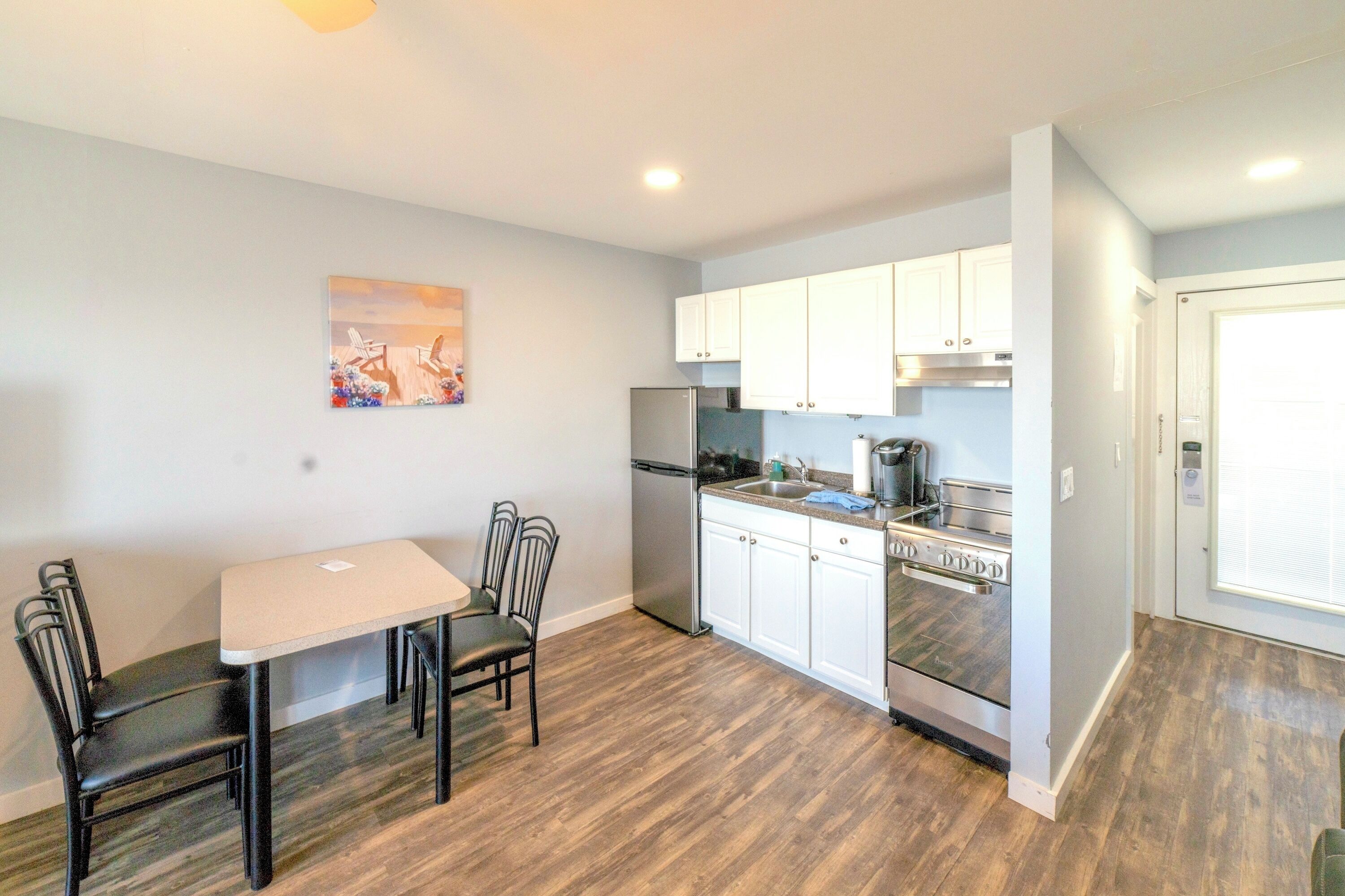 deluxe studio, bay view | private kitchen | full-sized fridge, microwave, stovetop, cookware/dishes/utensils
