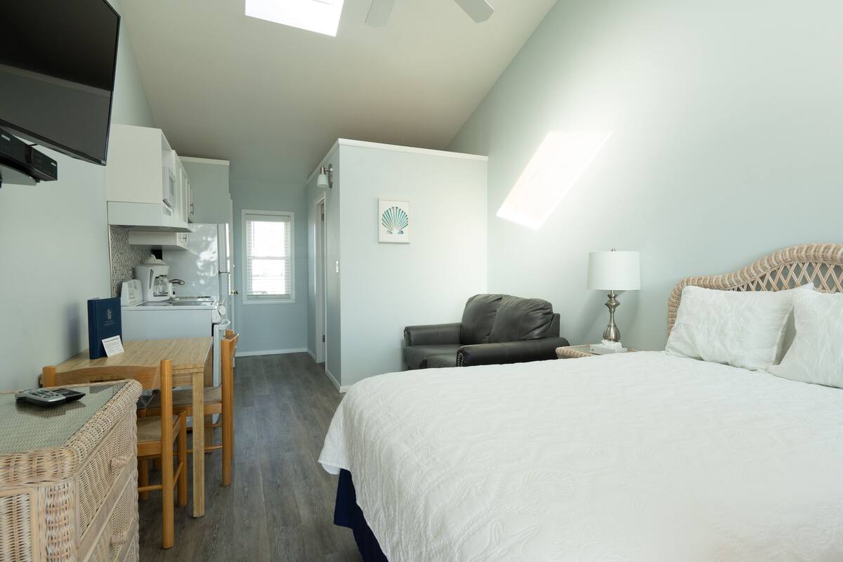 Studio, Pool View | WiFi (free), bed sheets