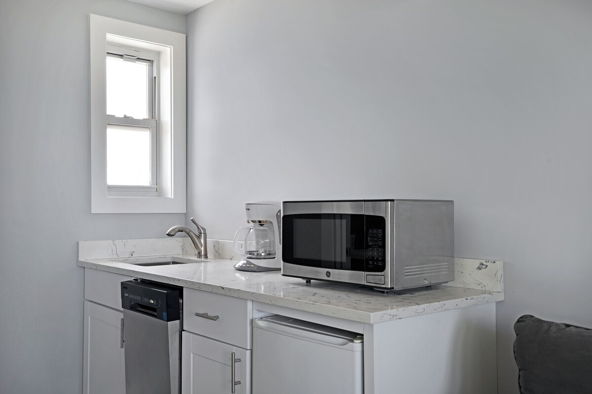 Coffee/tea maker, fridge, microwave