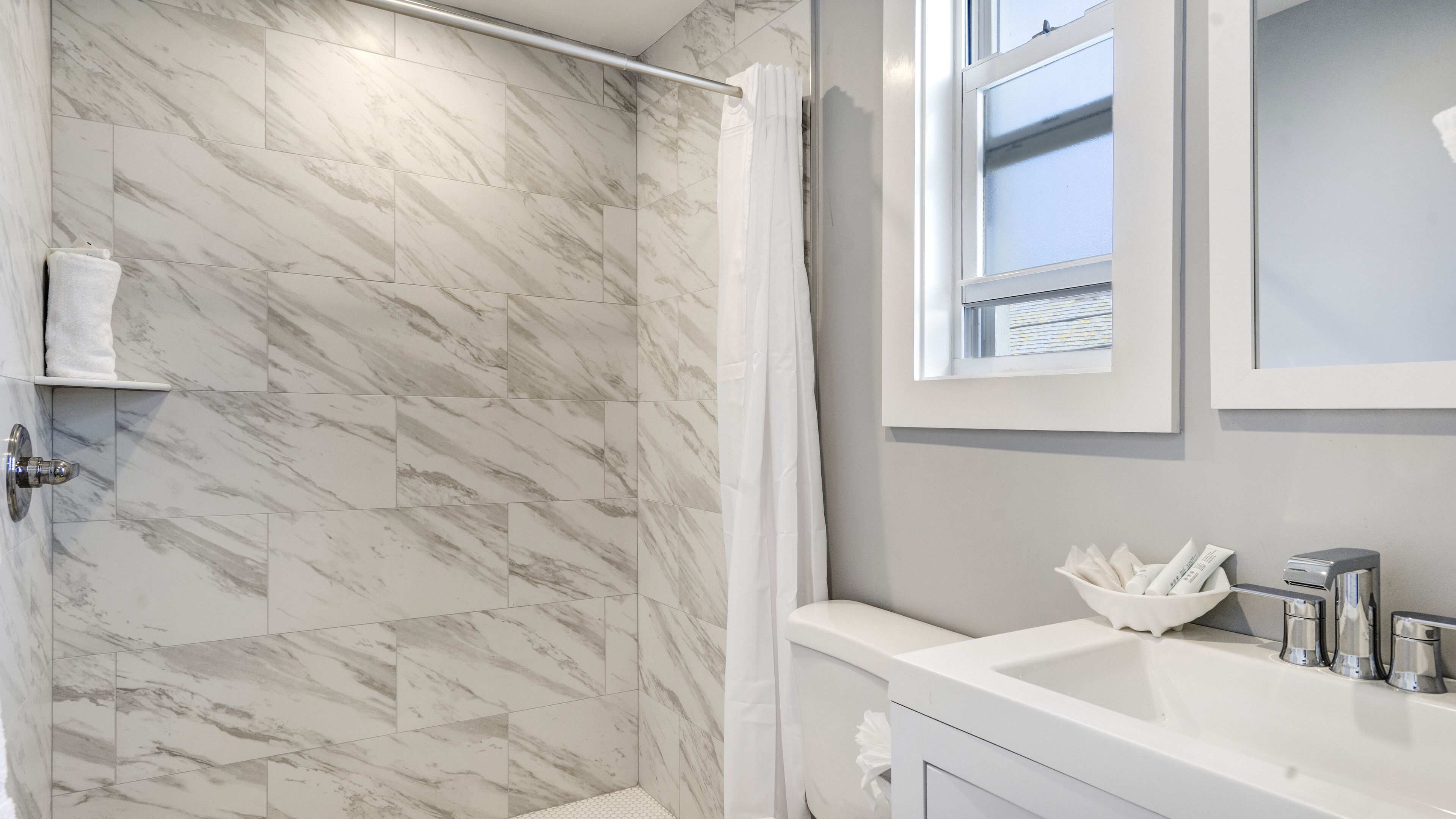 Elite Studio | Bathroom | Shower, hair dryer, towels
