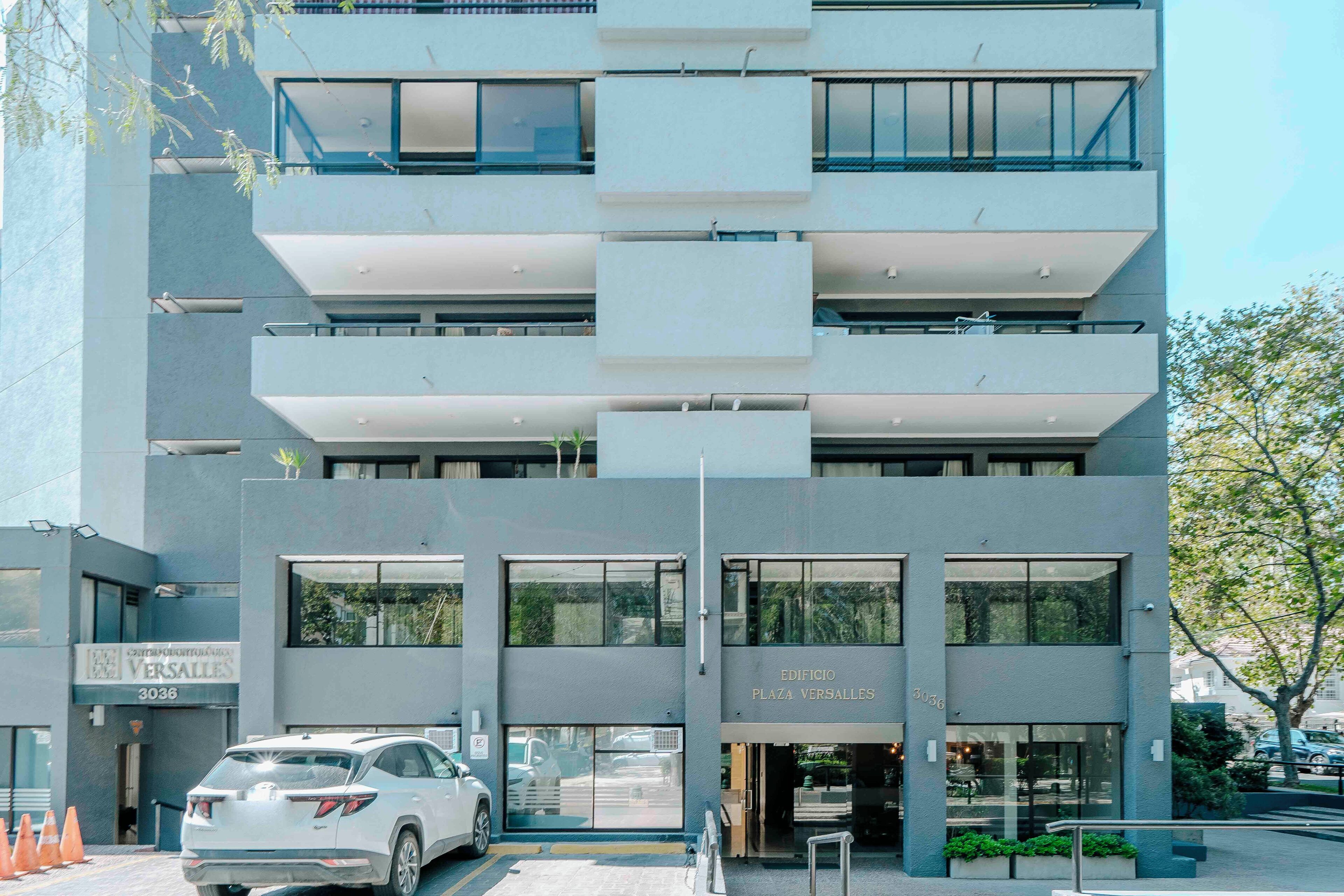 Vista frontal de la propiedad