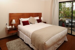 Caja de seguridad en la habitación y tabla de planchar con plancha 