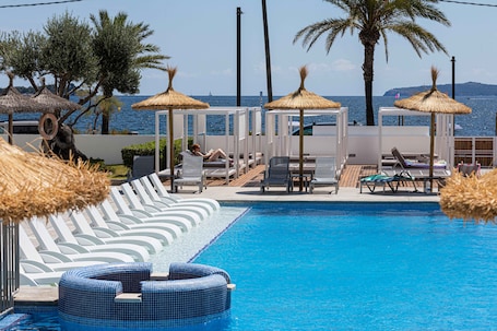 Seasonal outdoor pool, pool umbrellas, pool loungers. Cabot Hobby Club Apartments
