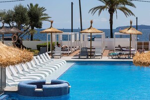 季節性室外游泳池，提供泳池遮陽傘和日光浴躺椅