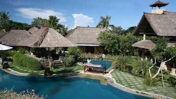 Piscine extérieure, parasols de plage, chaises longues