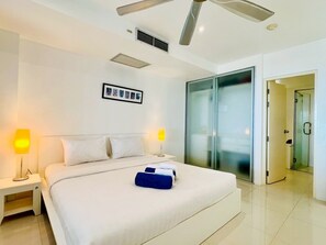 Standard-Apartment, 2 Schlafzimmer, Meerblick | Zimmersafe, individuell dekoriert, Schreibtisch, Verdunkelungsvorhänge