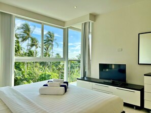 Standaard appartement, 1 slaapkamer | Een kluis op de kamer, individueel gedecoreerd, een bureau