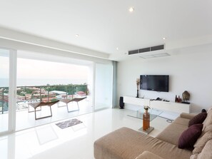 Apartamento estándar, 2 habitaciones, vistas al mar | Zona de estar | Televisión LCD de 40 pulgadas con canales por cable, una televisión