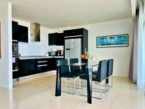 Standard-Apartment, 2 Schlafzimmer, Meerblick | Wohnbereich | 40-Zoll-LCD-Fernseher mit Kabelempfang, Fernseher
