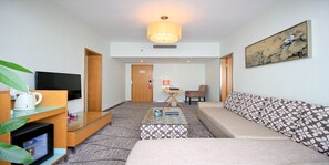 Business Suite | Desk, blackout drapes, free WiFi, wheelchair access