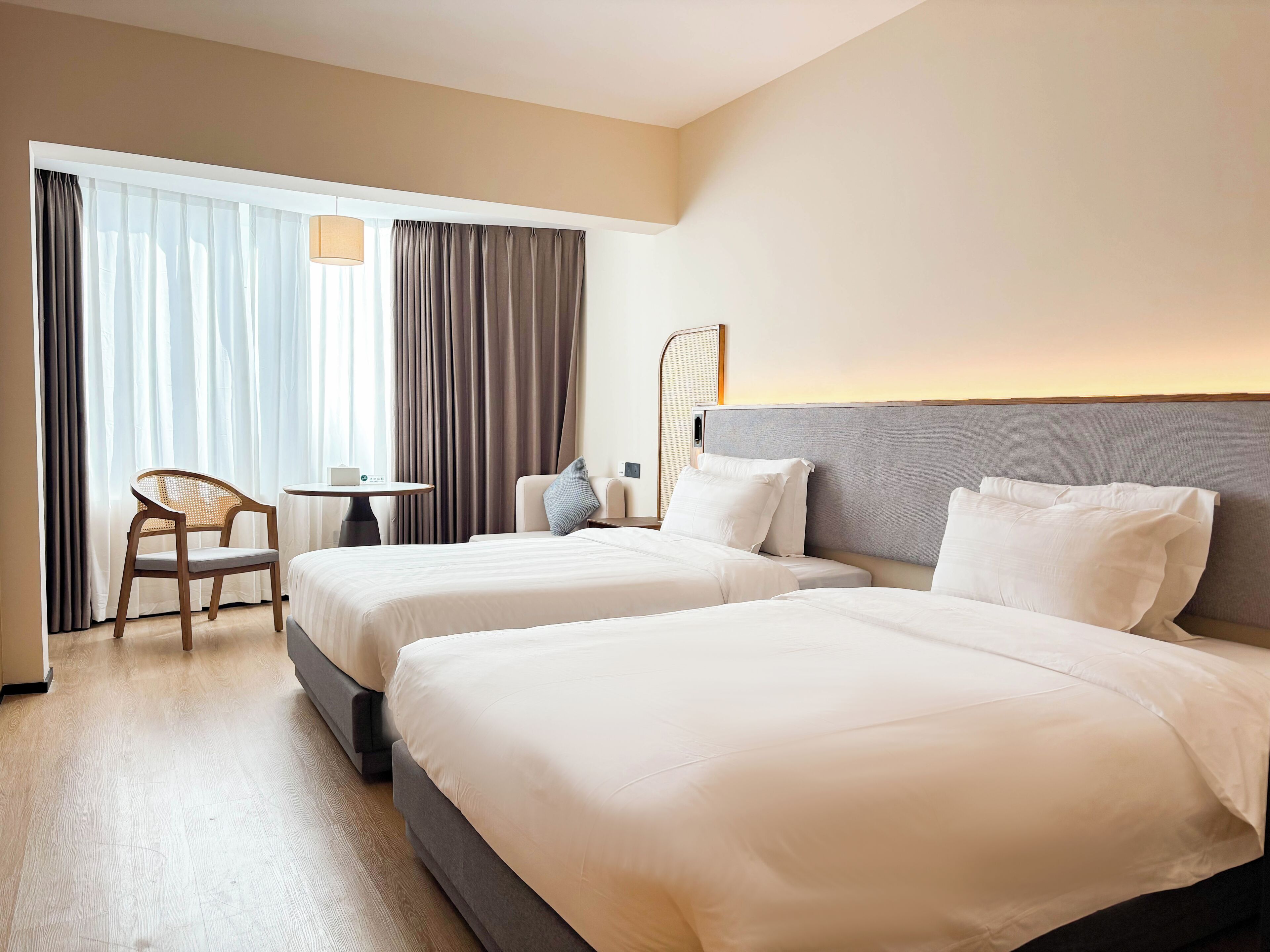 Deluxe-Zweibettzimmer | Individuell dekoriert, Verdunkelungsvorhänge, kostenloses WLAN