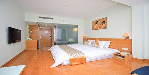 Desk, blackout drapes, free WiFi, wheelchair access