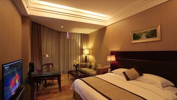 Habitación Deluxe | Minibar, caja fuerte, escritorio y cortinas opacas