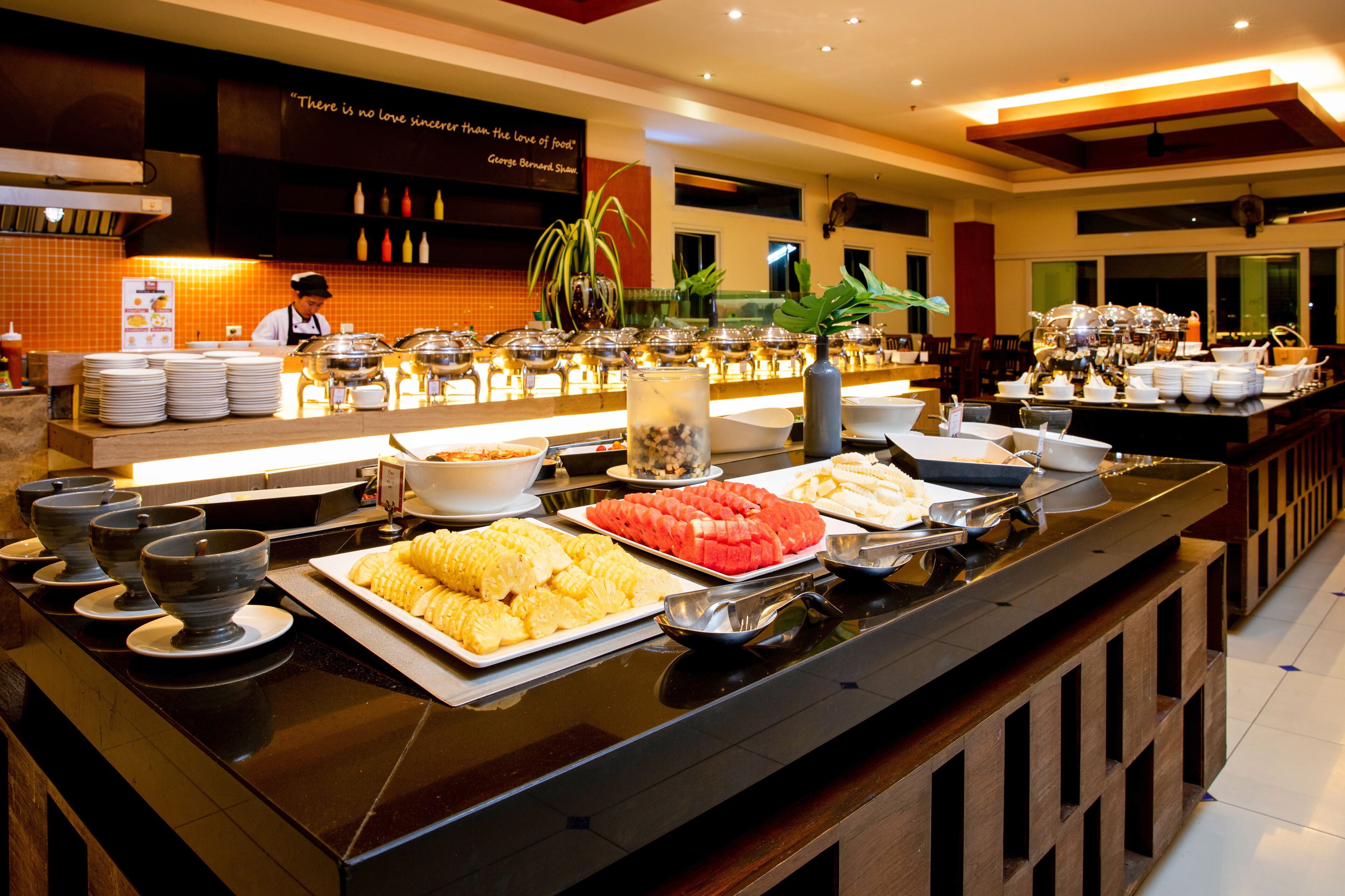 Desayuno buffet diario (THB 250 por persona)