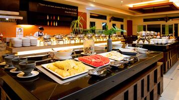 Petit déjeuner buffet (250 THB par personne)