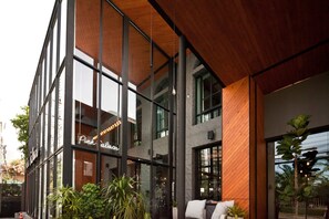 2 restaurants, breakfast served