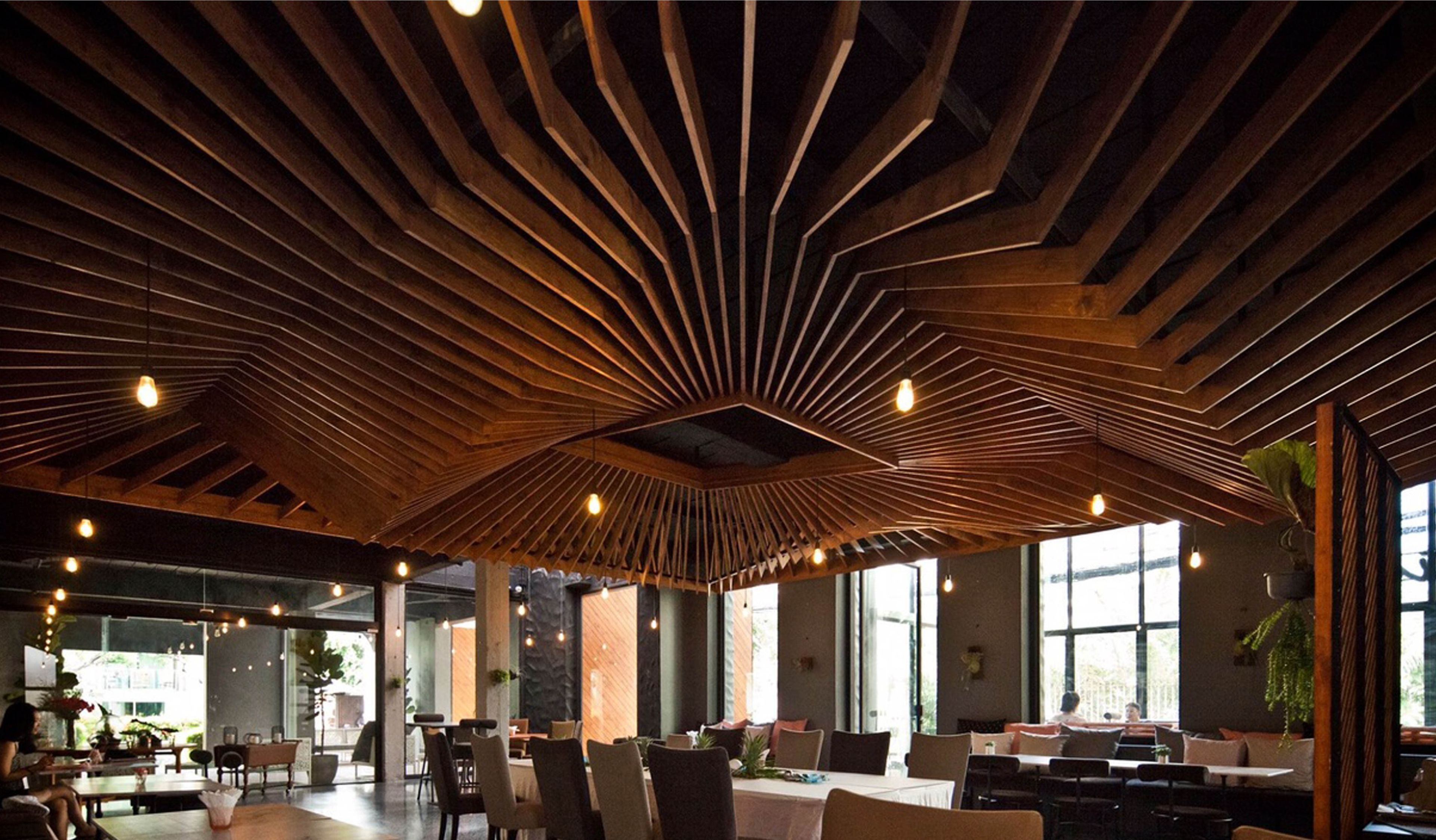 6 bars/lounges