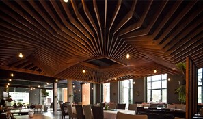 6 Bars/Lounges